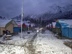 冬天的Baspa Valley Adventure Camp