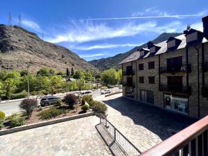 uma varanda de um edifício com montanhas ao fundo em Apartament Les 3 Valls em Llavorsí