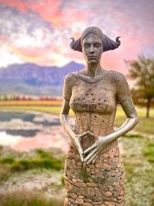 une statue d'une femme en robe dans l'établissement Saronsberg Vineyard Cottages, à Tulbagh