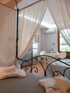 Postel nebo postele na pokoji v ubytování Locanda dei Sette Limoni - camere e residence