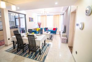 een eetkamer en een woonkamer met een tafel en stoelen bij Kingara Road Apartment in Nairobi