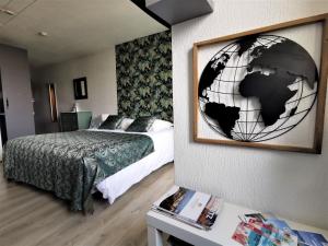 una habitación de hotel con una cama y una foto en la pared en Ocean 7, en Biarritz