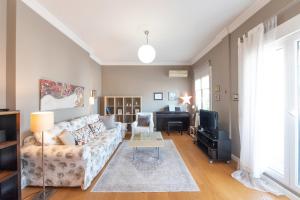 un soggiorno con divano e pianoforte di #Penelope by halu! apartments a Salonicco