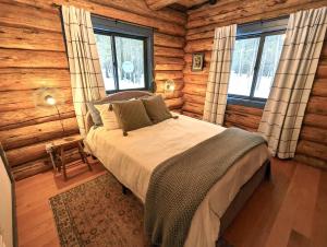 Ένα ή περισσότερα κρεβάτια σε δωμάτιο στο Firefly Cabin