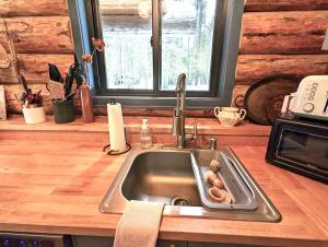 西冰河的住宿－Firefly Cabin，厨房配有炉灶和水槽