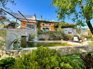 una casa con un estanque en el patio en Pequeno Paraíso, 6 guests, São Brás de Alportel, en São Brás de Alportel