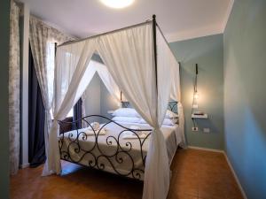Postel nebo postele na pokoji v ubytování Locanda dei Sette Limoni - camere e residence