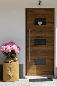 uma porta com um vaso de flores em frente em Agriturismo Quinta Essenza em Casoni Zanolla