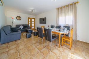 uma sala de estar com uma mesa de jantar e um sofá em Villa Denis Lux, Gran zona Exterior con Piscina em Lloret de Mar