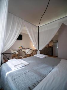 Postel nebo postele na pokoji v ubytování Locanda dei Sette Limoni - camere e residence