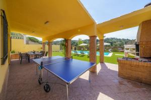 uma mesa de pingue-pongue no pátio de uma casa em Villa Denis Lux, Gran zona Exterior con Piscina em Lloret de Mar