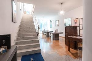 una escalera en una habitación con mesa y sillas en Città Studi Suites - Top Collection en Milán