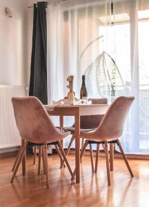 uma mesa de jantar com duas cadeiras e uma mesa em Studio apartment Old Town Castle em Samobor