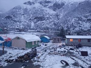 冬天的Baspa Valley Adventure Camp