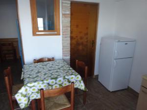 una piccola cucina con tavolo e frigorifero di Apartments Rubin a Mošćenička Draga