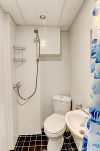 uma casa de banho com um WC e um lavatório em Savanorių av 48 Vilnius Students Home LT em Vilnius