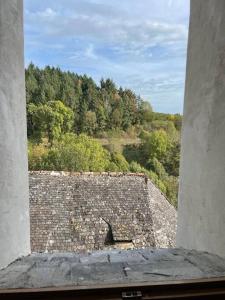 Aussicht aus einem Fenster auf einem Gebäude in der Unterkunft Maison de village avec vue 4/5 personnes Lou Rouchou in Voutezac