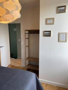 Posteľ alebo postele v izbe v ubytovaní Maison de village avec vue 4/5 personnes Lou Rouchou