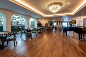 Um restaurante ou outro lugar para comer em AP Dona Aninhas