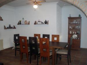 comedor con mesa de madera y sillas en Casa Rural El Hollejo, en Pulgar