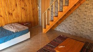 um quarto com uma cama e uma escada em Full Moon Camp Sinai em Nuweiba
