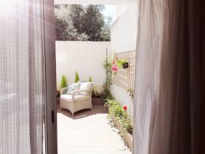 porta aperta su un patio con sedia di Exclusivo Apartamento a 500 metros de la Playa a Castelldefels