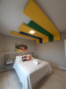 1 dormitorio con 1 cama blanca en una habitación en Hotel Santa Rosa en Olavarría
