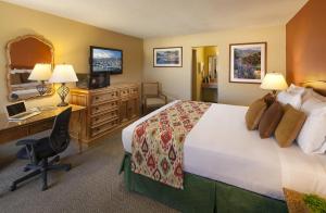 A bed or beds in a room at Sandpiper Lodge - Santa Barbara