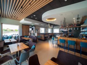 Ein Sitzbereich in der Unterkunft freilich. Bistro. Bar. Hotel - digitaler self check in