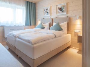 Ein Bett oder Betten in einem Zimmer der Unterkunft freilich. Bistro. Bar. Hotel - digitaler self check in