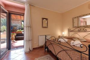 a bedroom with a bed and a sliding glass door at Villa Poggio Di Gaville in Meleto
