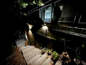 Ein Garten an der Unterkunft One Roll Stone Homestay