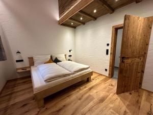 Un pat sau paturi într-o cameră la Almchalet Weberhof