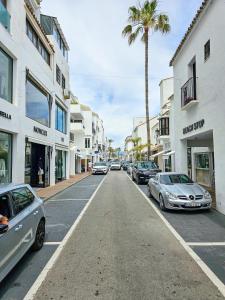 マルベーリャにあるFantastic Apartment Great Locationの車道脇の道