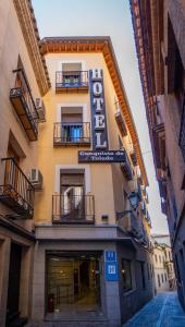 un bâtiment avec un panneau indiquant un hôtel dans l'établissement YIT Conquista de Toledo, à Tolède