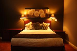 Postel nebo postele na pokoji v ubytování Birch Hotel
