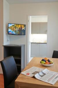 TV at/o entertainment center sa Congress Apartments by Hotel du Commerce