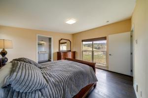 מיטה או מיטות בחדר ב-Quiet Republic Cabin with Lake Views!