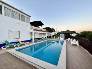 una piscina frente a una casa en Tavira Vila Formosa 3 With Pool by Homing en Tavira