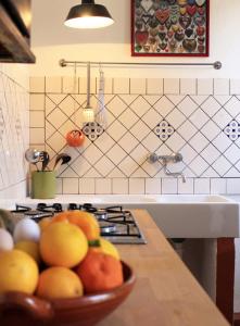 a bowl of fruit on a counter in a kitchen at Torrione Apartment in Panzano