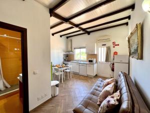 uma sala de estar com um sofá e uma cozinha em Tavira Vila Formosa 4 With Pool by Homing em Tavira
