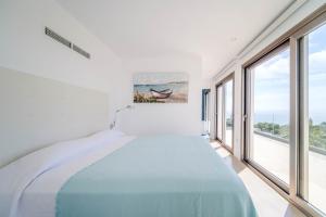 Posteľ alebo postele v izbe v ubytovaní Villa Panoramique Javea by Rock Rentals + 29 fotografií