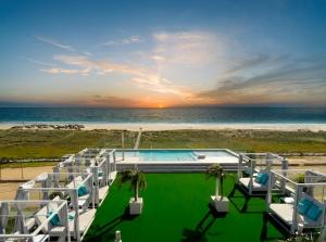 - une piscine avec vue sur la plage dans l'établissement Hotel Pozo del Duque, à Zahara de los Atunes