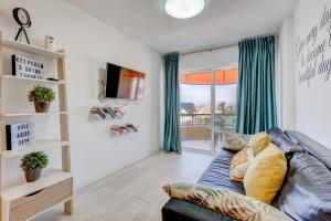 美洲海灘的住宿－Torres del Sol 1A301，带沙发和电视的客厅