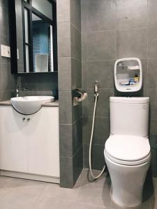 La salle de bains est pourvue de toilettes et d'un lavabo. dans l'établissement Sweetheart in Saigon, à Hô-Chi-Minh-Ville