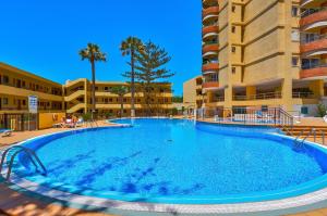 美洲海灘的住宿－Torres del Sol 1A301，大楼前的大型游泳池