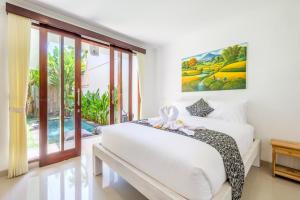 Ένα ή περισσότερα κρεβάτια σε δωμάτιο στο The R Villa Sinabung - comfort near the beach