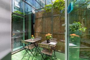 een patio met een tafel en stoelen op een balkon bij Città Studi Suites - Top Collection in Milaan