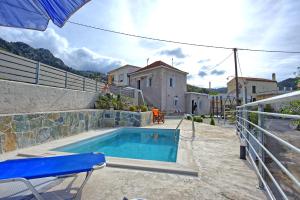 una piscina frente a una casa en Aretousa by PosarelliVillas, en Dhrakóna