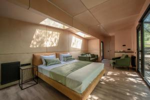 1 dormitorio con 1 cama grande y sala de estar en Kiketi Farm Container, en Kiketʼi